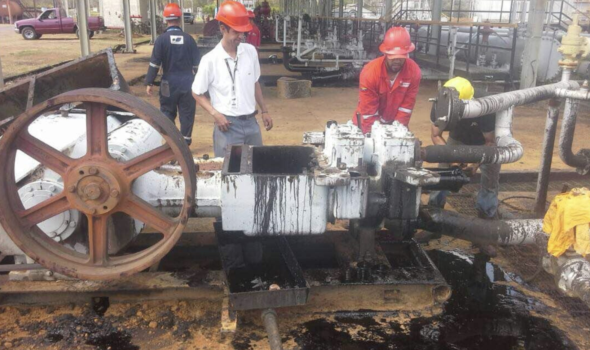 Personal de Suelopetrol en instalaciones de Petrocabimas