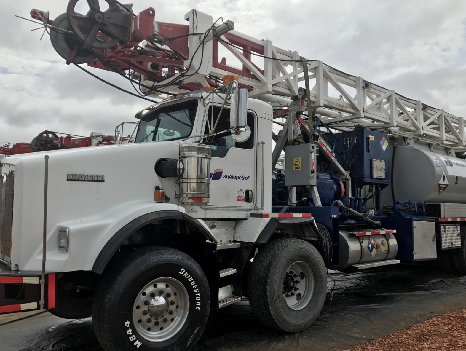 Personal técnico durante labores de mantenimiento de equipo en Petrocabimas