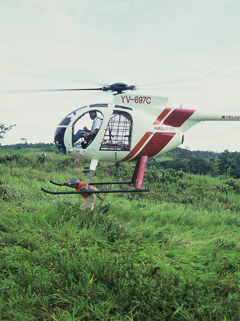 Helicóptero Helitec transportando carga sobre pastizal