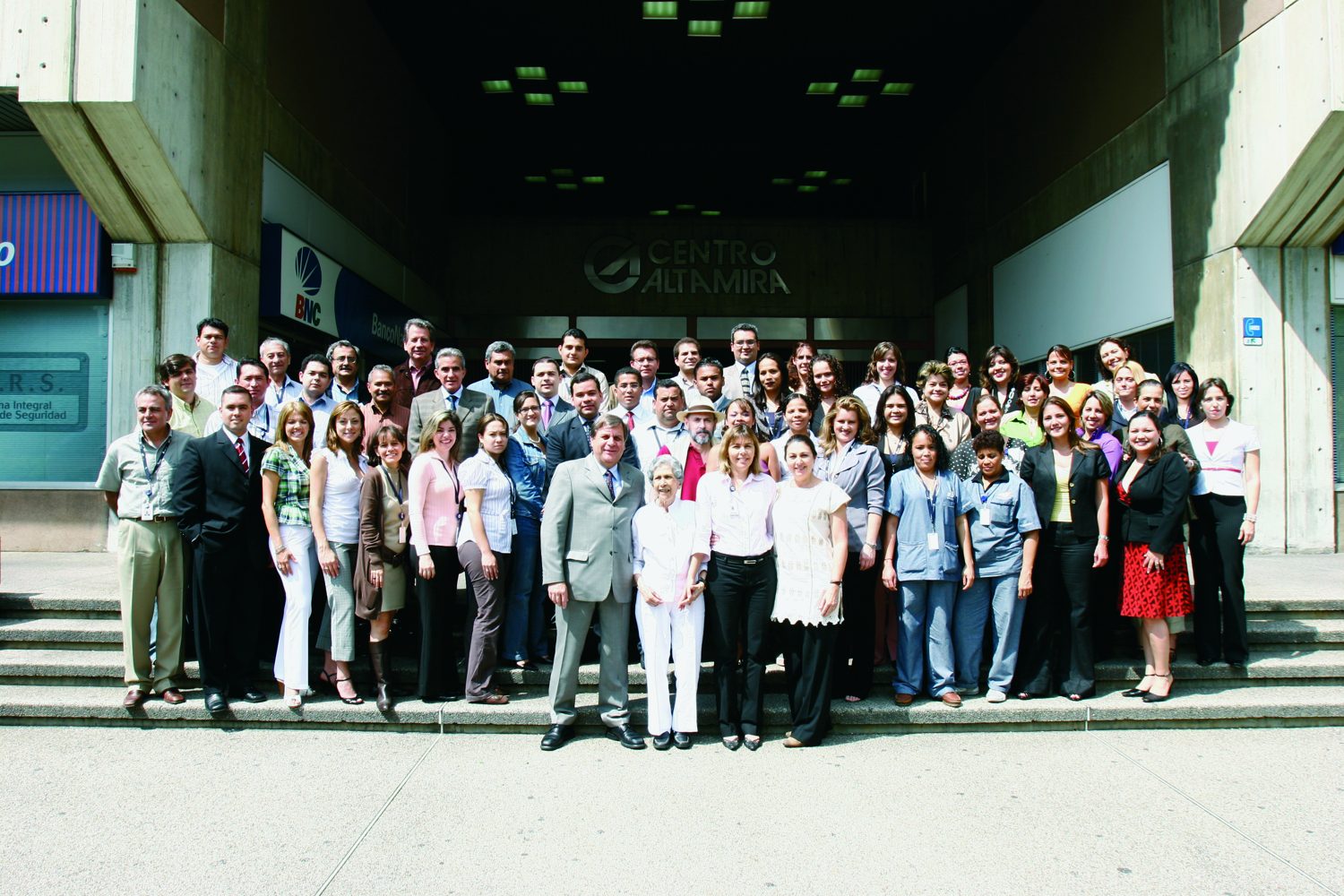 Equipo de Suelopetrol frente a las oficinas administrativas en el Centro Altamira, Caracas