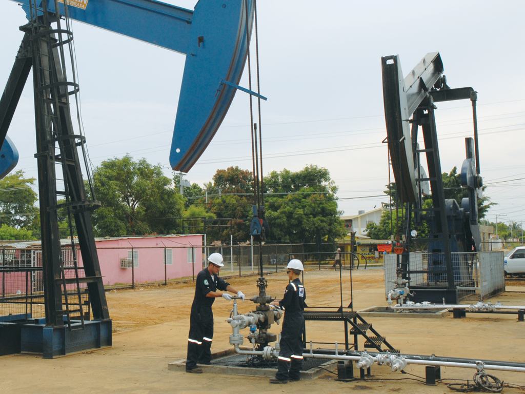 Balancines de Petrocabimas junto a viviendas del entorno urbano