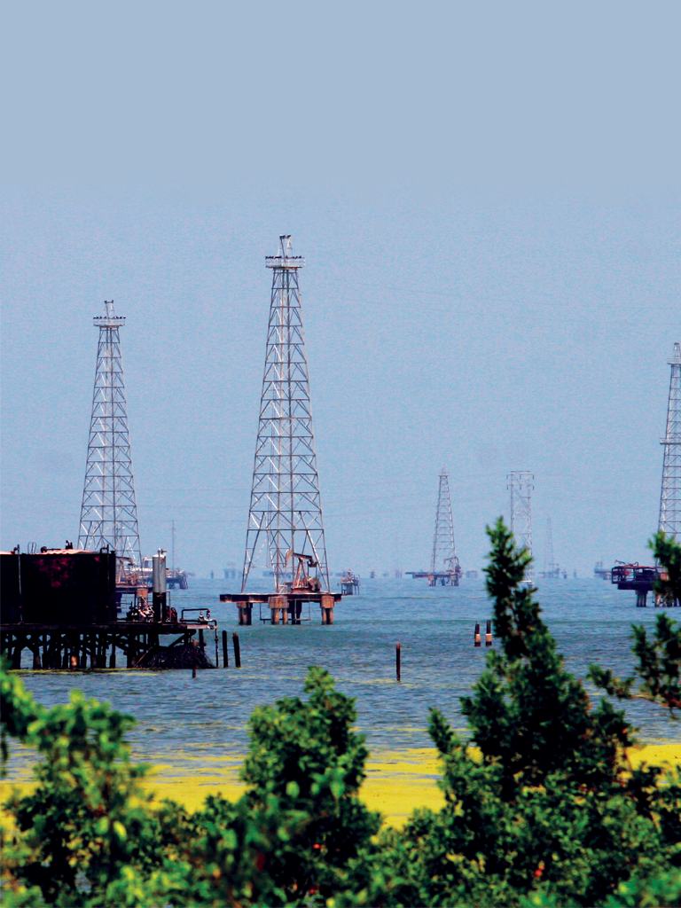 Torres de perforación sobre el Lago de Maracaibo