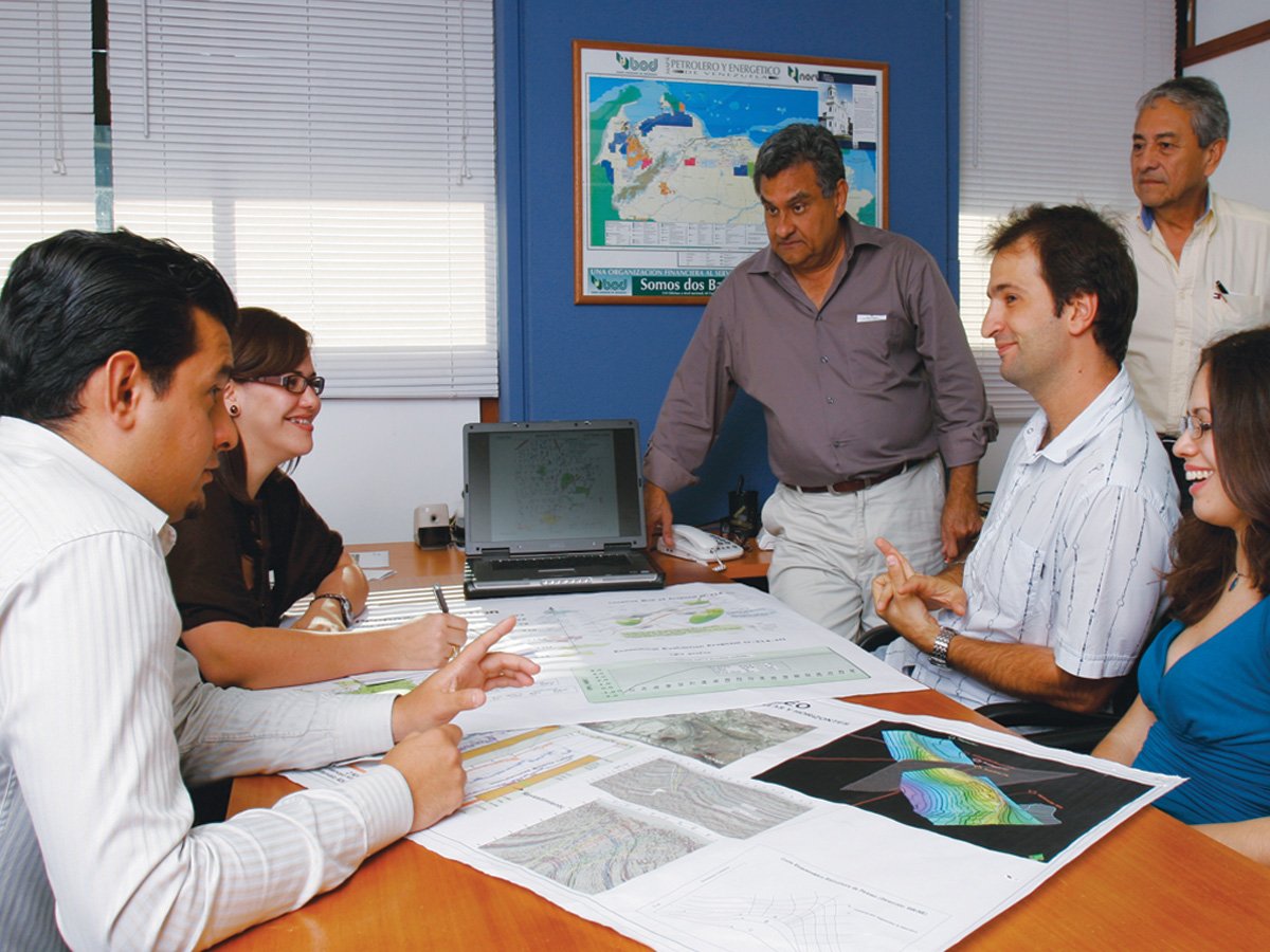 Equipo del Centro de Especialidades Tecnológicas de Suelopetrol en sesión de trabajo