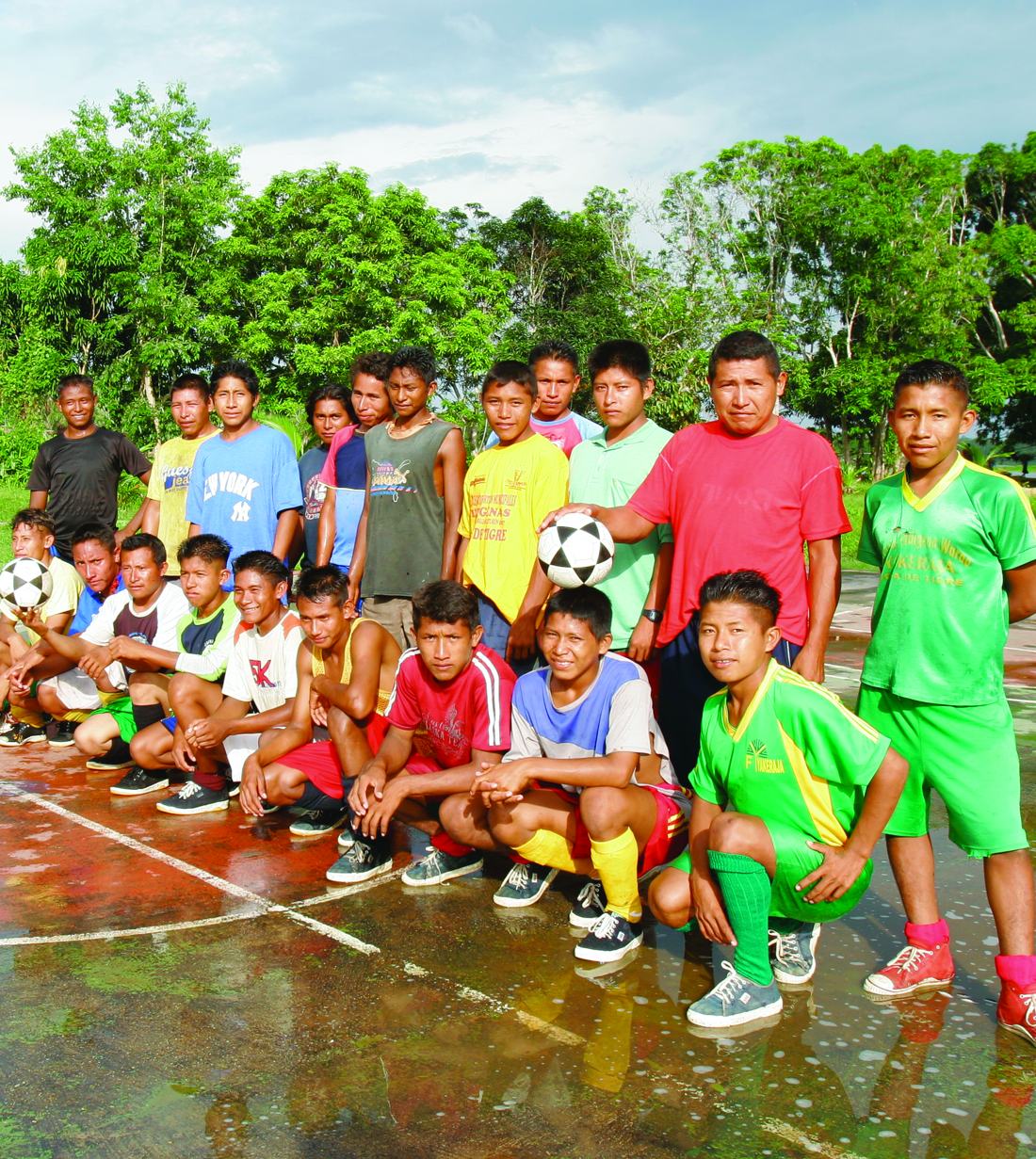 Equipo de fútbol Asotigre con uniforme de la Fundación YaKeRaJa