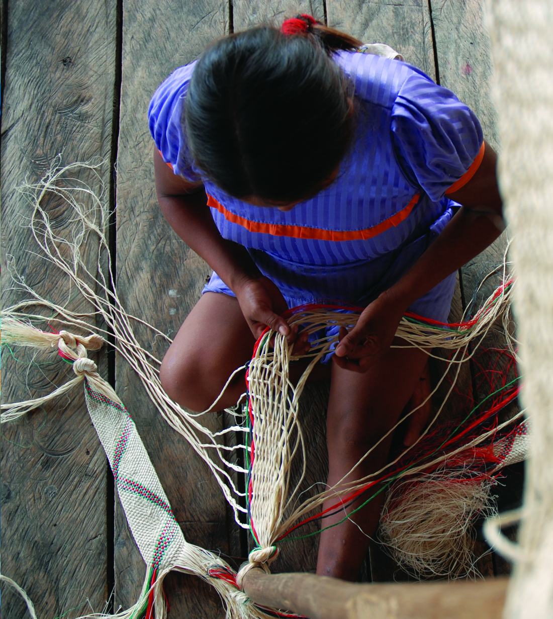 Mujer warao tejiendo un chinchorro