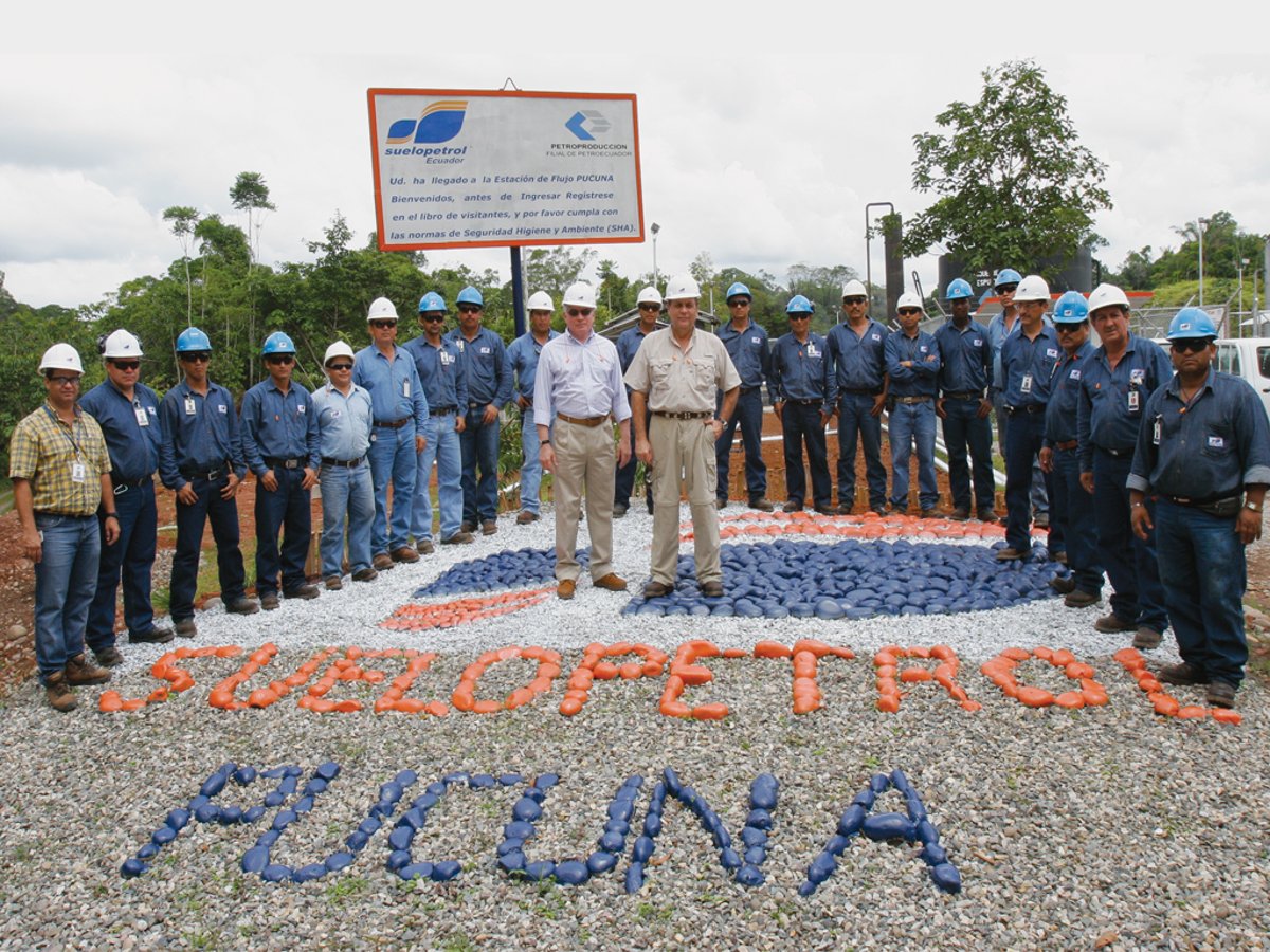 Equipo de Suelopetrol en la Estación de Flujo Pucuna, Ecuador