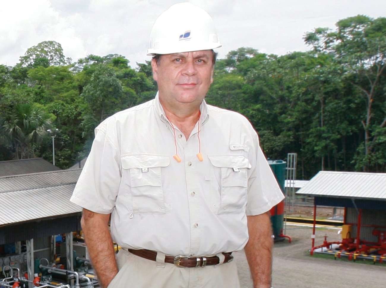 Henrique Rodríguez Guillén en campo, con casco de Suelopetrol