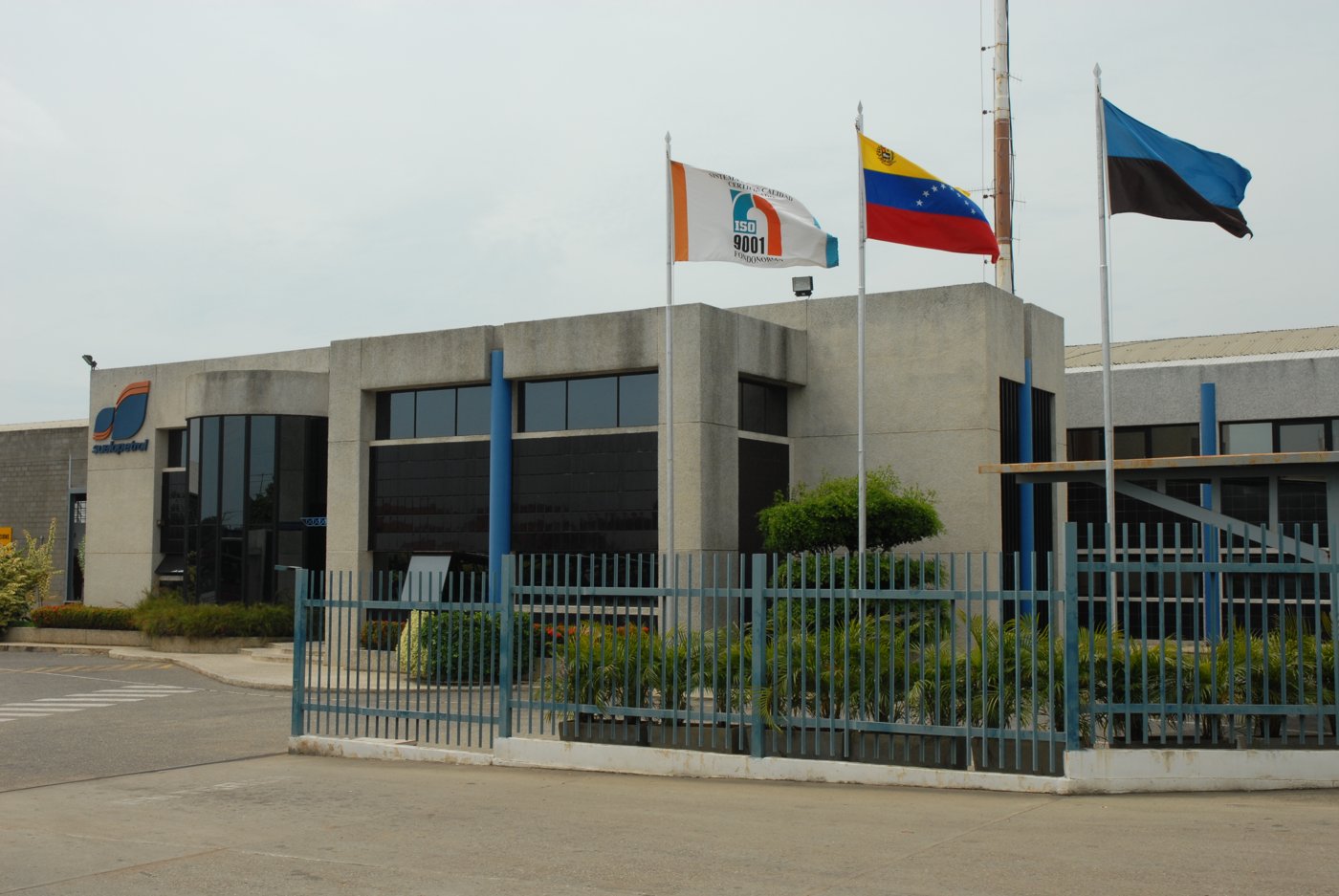 Sede de Suelopetrol en Petrocabimas con bandera de certificación ISO 9001