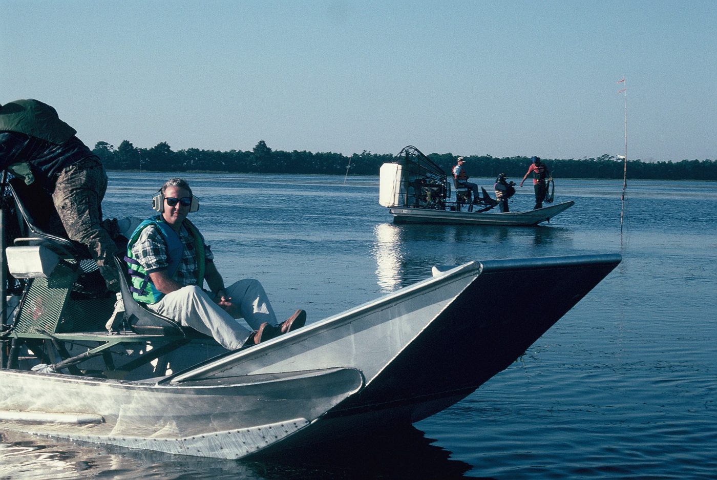 Dos airboats con equipo y personal en zona de pantano