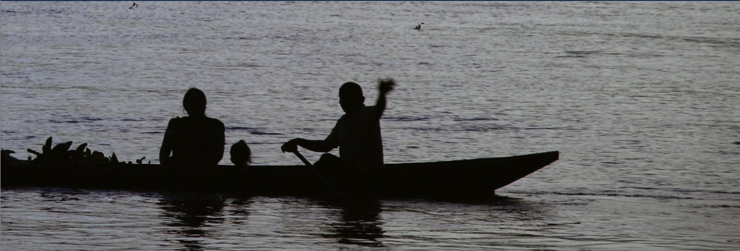 Familia warao navegando en curiara por el Delta del Orinoco